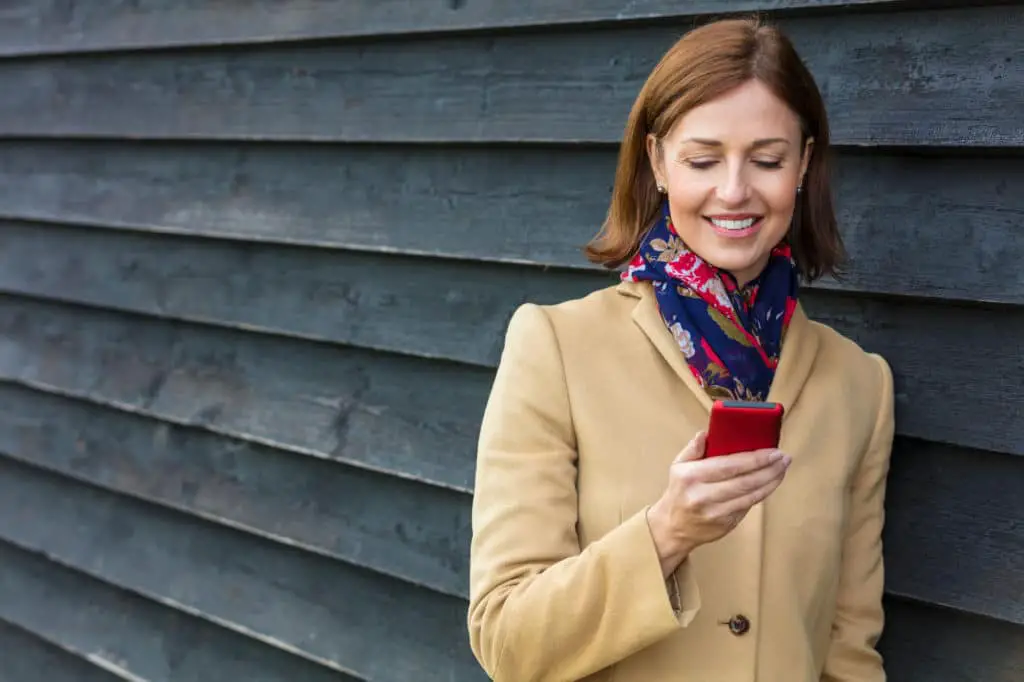 real estate agent downloading safety app